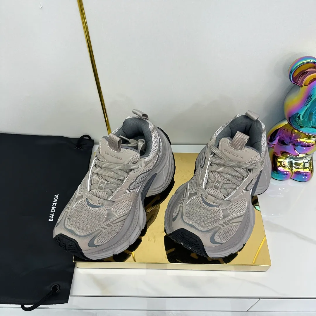 👟👟Ex-factory price 680👟👟 Balenciaga Balenciaga CARGO 6XL Sneakers Round-toe lace-up Low-cut lifestyle mesh lace-up Low-cut catwalk retro Balenciaga is always at the forefront of fashion. This model has huge size and eye-catching design. It is in line with the current "" trend. It uses an all-black color scheme to create a low-key yet gorgeous effect. The 6XL size makes it a conspicuous presence in the market. Suitable for people who pursue individuality. The products released this time once again reflect their innovation capabilities. They are made of microfiber and mesh. Its avant-garde design, exaggerated volume and reflective details give it a special silhouette. It is made of mesh material, which brings good foot feel, comfortable and breathable. The appearance still adopts the classic shape. The shoe body is fashionable and easy to wear. Item No.: 815859 W2MV2 1012 Size: 35-46